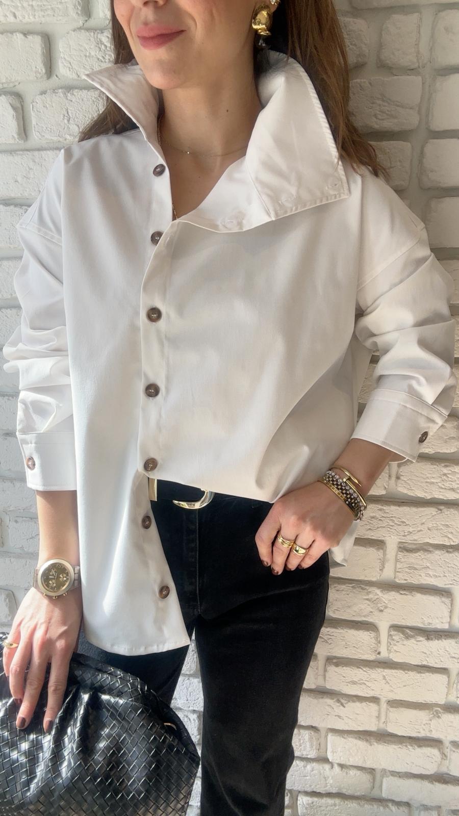 Düğme Detaylı Asimetrik Kesim Gömlek
